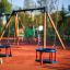 Doppel Baby Schaukel auf einem Kinderspielplatz in klarem Fokus