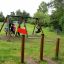 Kinder spielen auf einem Doppel Reck im Park.