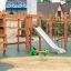 Grashüpfer Federwippe auf Spielplatz mit Holzgerüst und Rutsche