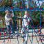 Klettergerüst Autan aus roten und blauen Kletterseilen auf dem Spielplatz