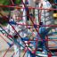 Klettergerüst Autan auf dem Spielplatz mit zwei Kindern, die daran spielen.