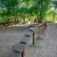 Hundeleiter mit Brücke aus Holz für Hunde zum Klettern und Balancieren auf dem Spielplatz.