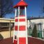Leuchtturm Spielturm für Kinder im Freien mit rot-weißer Farbgebung.