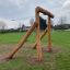 Seilbahn Robinie für Kinder auf einem Spielplatz, freistehende hölzerne Konstruktion auf grüner Wies