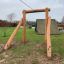 Seilbahn Robinie auf einem Spielplatz mit grüner Wiese.