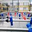 Blauer und roter Fußball Tischspiel im Außenbereich, Nahaufnahme der Spielfiguren.
