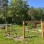 Spielplatz Trimm-dich-Pfade mit Holzgerüsten und Kletterseilen im Freien