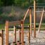 Spielplatz Trimm-dich-Pfade Kletter- und Balanciergerät aus Holz im Sandkasten.