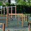 Spielplatz Trimm-dich-Pfade mit Klettergerüst und Schaukeln aus Holz im Park