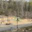 Freiluft-Fitnessstudio im Wald, Spielplatz Trimm-dich-Pfade mit grünen und holzernen Sportgeräten.