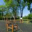 Spielplatz Trimm-dich-Pfade mit Holz-Klettergerüst und Balancierstrecke im Freien.