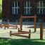 Spielplatz Trimm-dich-Pfade mit Klettergerüsten und Balancierbalken aus Holz im Freien.