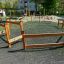 Spielplatz Trimm-dich-Pfade mit Holzelementen zum Balancieren und Klettern im Freien.