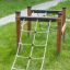 Spielplatz Trimm-dich-Pfad mit Leiter und Holzgestell im Park