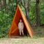 Tipi Spielhaus aus Holz mit Kind im Wald