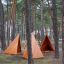 Tipi Spielhaus aus Holz im Wald als Kinderspielplatzhaus.