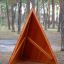 Tipi Spielhaus aus Holz im Wald als Kinderspielelement
