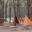 Tipi Spielhaus Holzspielplatz mit Federsitzen im Wald