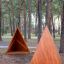 Tipi Spielhaus aus Holz auf natürlichem Spielplatz im Wald