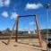 Robinienschaukel Natur Schaukel 5 m auf einem Spielplatz mit blauem Himmel und weißen Wolken.