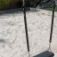 Schaukel aus Robinie auf einem Sandspielplatz.