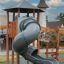 Khumbu Spielanlage mit Spielturm und spiralförmiger Rutsche aus Holz und Metall auf Spielplatz