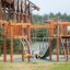Khumbu Spielanlage mit Spielturm, Rutsche und Kletterelementen aus Holz auf Spielplatz