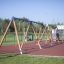 Kinderspielplatz mit Schaukel 2+2 und Klettergerüst im Freien.