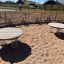 Holz Balance Spielgeräte auf Sandplatz mit Federelementen.