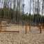 Kletternetz klein auf einem Abenteuerspielplatz im Wald.