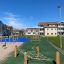 Kletternetz II auf einem Spielplatz mit Hintergrund aus mehrstöckigen Wohnhäusern.