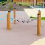 Kletternetz II aus Holzpfosten und Seilnetz auf einem modernen Spielplatz.
