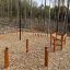 Outdoor-Spielplatz mit Kletternetz II, umgeben von Bäumen.