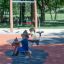 Pony Federwippe auf dem Spielplatz mit Kindern spielend