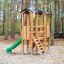 Holzspielgerüst Knirps II mit grüner Rutsche im Herbstpark.
