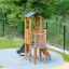 Pixie Spielturm mit Rutsche aus Holz auf Spielplatz mit Kletterleiter und Rutschbahn