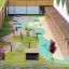 Picnic Unterstand aus Holz auf modernem Kinderspielplatz mit Grasdach.