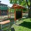 Outdoor Klassenraum Mit Holzbänken, Sonnenschutz, Tafel und Pflanzkübeln in natürlicher Umgebung auf