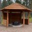 Holzschutzhütte „Wooden Wall to Gazebo Shelter“ im Wald, ideal für Outdoor-Aktivitäten und Entspannu