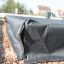 Schwarze Sandkastenabdeckung 3m x 3m auf einem Spielplatz.