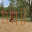 MF Training Set auf einem Spielplatz mit Rutschbahn und Klettergerüst.