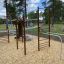 Kinderspielplatz mit Klettergerüst und Hängeringen im Park, MF Training Set.