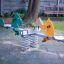 Doppelte Pferde Federwippe für Kinder auf einem Spielplatz