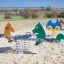 Doppelte Pferde Federwippe auf einem Kinderspielplatz im Sand.