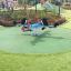 Kinder-Wippe Walrosse Federwippe auf einem Spielplatz mit künstlichem Gras.