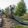 Kinder spielen auf Holztreppe im Freien auf einem Spielplatz
