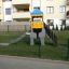 Elefant-Rutsche für Kinder auf einem Spielplatz in urbaner Umgebung.