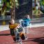 Kinder spielen auf Fahrrad Federwippe auf einem Spielplatz.