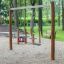 Doppel Schaukel aus Robinienholz auf einem Spielplatz
