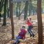 Kinder spielen auf einer Doppel Schaukel Robinie im Herbstpark.